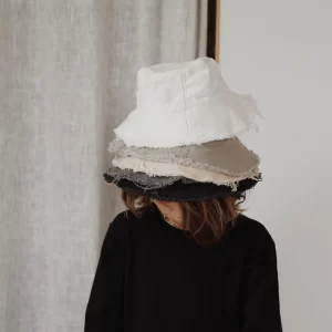BUCKET HAT – Plátěný klobouček s roztřepenými okraji